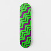 Lila Grüner Chevron-Zickzack-Design  Skateboard (Vorderseite)