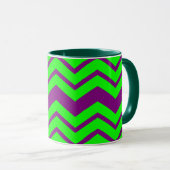 Lila Grüner Chevron-Zickzack-Design Tasse (VorderseiteRechts)