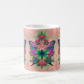 Lila grüner Schmetterling in Pink Kaffeetasse (Mittel)
