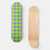 Lila grünes Schachbrett Diamantmuster Skateboard (Vorderseite)