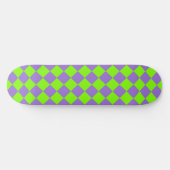 Lila grünes Schachbrett Diamantmuster Skateboard (Horizontal)