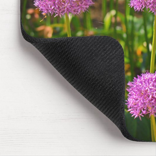 Lila Gruppe Allium Blume Monogramm Mousepad (Ecke)