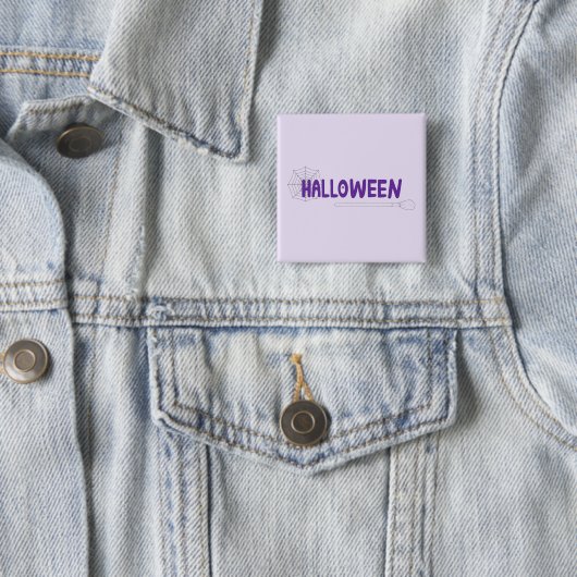 Lila Halloween-Bekleidung mit weißem Broom-Design Button (Beispiel)