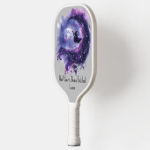 Lila Halloween Hexe auf einem Broom Fledermäuse Vo Pickleball Schläger (Links)