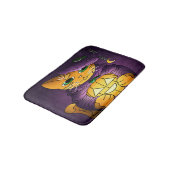 Lila Halloween Hexenkatze Badematte (Schrägansicht)