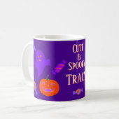 Lila Halloween Niedlich & Spooky Kaffeetasse (Vorderseite Links)