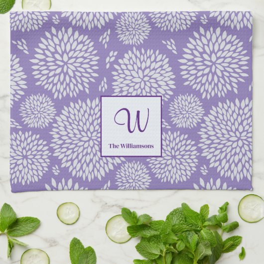 Lila handgezeichnet Blume Monogramm Geschirrtuch (Gefaltet)