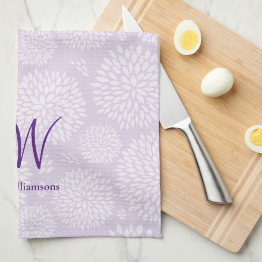 Lila handgezeichnet Blume Monogramm Geschirrtuch (Viertel Falte)