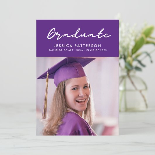 Lila Handwriting Graduate Editable Abschluss Ankündigung (Stehend Vorderseite)