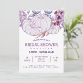 Lila Harvest Pumpkin Floral Brautparty Einladung (Stehend Vorderseite)