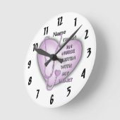 Lila Heart RN Nurse Runde Wanduhr (Winkel)