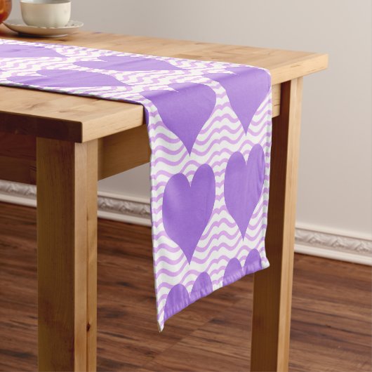 Lila Hearts Table Runner Kurzer Tischläufer (Beispiel)