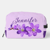 Lila Hepatica-Blumen Name Helllila Waschbeutel (Rückseite)