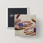 Lila Herzempfänger zeigen ihre Medaillen an Button (Vorne & Hinten)