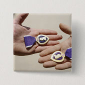 Lila Herzempfänger zeigen ihre Medaillen an Button (Vorderseite)