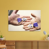 Lila Herzempfänger zeigen ihre Medaillen an Leinwanddruck (Insitu (Wohnzimmer))