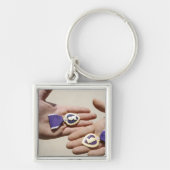 Lila Herzempfänger zeigen ihre Medaillen an Schlüsselanhänger (Vorne)