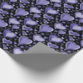 Lila Herzen auf schwarzem Muster Zeichnend Geschenkpapier (Ecke)