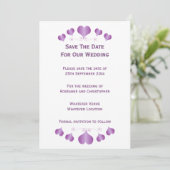 Lila Herzen Design-Hochzeit Save The Date (Stehend Vorderseite)