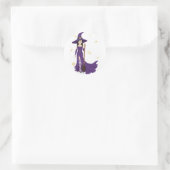Lila Hexe mit Broom Runder Aufkleber (Tasche)