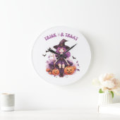 Lila Hexenkürbis und Fledermäuse tricksen oder beh Große Wanduhr (Zuhause)