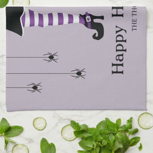 Lila Hexenleder mit Hut und Spinnenhalm Geschirrtuch (Gefaltet)