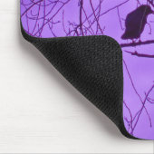 Lila Himmelszweige mit schwarzem Knochenbaum Mousepad (Ecke)