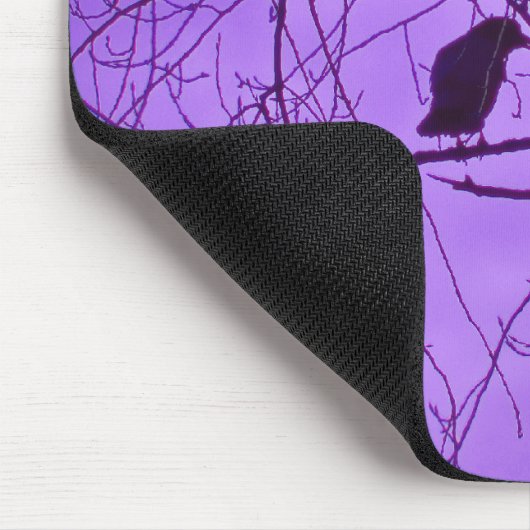 Lila Himmelszweige mit schwarzem Knochenbaum Mousepad (Ecke)