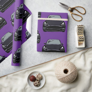 Lila Hintergrund des SUV-Fahrzeugs mit schwarzem E Geschenkpapier