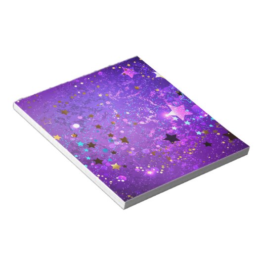 Lila Hintergrund mit Sternen Notizblock (angewinkelt)