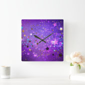 Lila Hintergrund mit Sternen Quadratische Wanduhr (Zuhause)