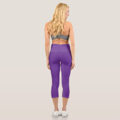 lila Hintergrund mit weißem Rand Capri Leggings (Rückseite)