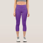 lila Hintergrund mit weißem Rand Capri Leggings (Vorderseite)