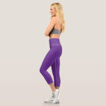 lila Hintergrund mit weißem Rand Capri Leggings<br><div class="desc">Das Design ist ein großes blaues Quadrat,  das ein heller und klarer Himmel zu sein scheint. Die Farbe des Himmels ist ein tiefer Blau,  der ihm ein lebendiges und lebendiges Aussehen verleiht.</div>