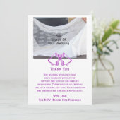 Lila Hochzeit dank Kartenglocken und -band Dankeskarte (Stehend Vorderseite)