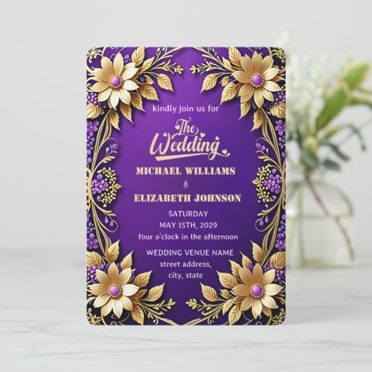 Lila Hochzeit mit eleganten Goldfloralen Einladung (Stehend Vorderseite)