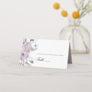 Lila Hochzeit mit floralem Wasserfarbeneffekt. Lav Platzkarte
