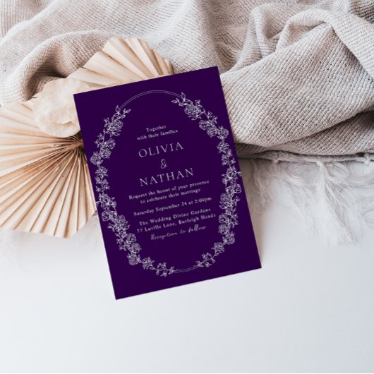 Lila Hochzeit mit weißem Vintagem Kranz Einladung