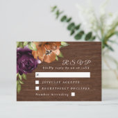 Lila Hochzeitsausweis aus rustikalem Holz RSVP Karte (Stehend Vorderseite)