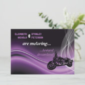 Lila Hochzeitseinladung für Rennfahrer Einladung (Stehend Vorderseite)