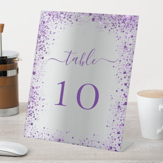 Lila Hochzeitsfeier Tischnummer Sockelschild (In Situ)