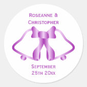 Lila Hochzeitstickerglocken und -band Runder Aufkleber (Vorderseite)