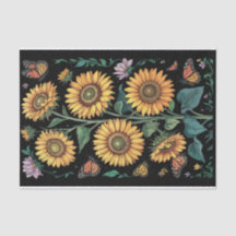 Lila, hohe Sonnenblumen und Monarchschmetterlinge