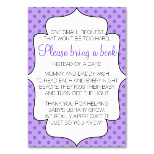 Lila holen Sie ein Buch anstelle eines Tischnummer