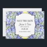 Lila Hydrangea Ankündigung Datum freihalten<br><div class="desc">Lila-Lavendel-Hydrangea ist der Hintergrund der eleganten Save the Date Hochzeitsankündigung. Besuchen Sie meinen Shop unter www.zazzle.com/daisylin712 um die passende Hochzeitseinladung und UAWG zu finden. Die Hintergrundfarbe kann geändert werden,  indem Sie die Schaltfläche Anpassen auswählen.</div>