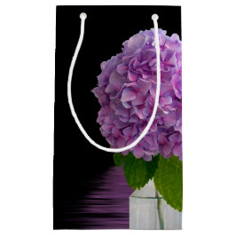 Lila Hydrangea auf schwarz Kleine Geschenktüte