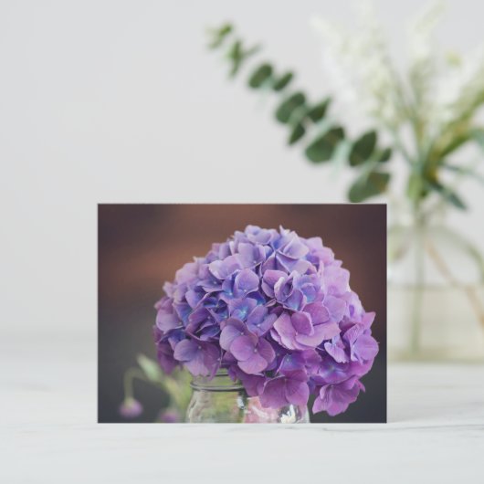 Lila Hydrangea in Mason Jar Fotografie Postkarte (Stehend Vorderseite)