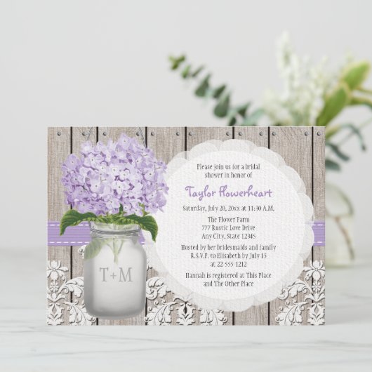 Lila Hydrangea-Monogramm-Maurer-Glas-Brautparty Einladung (Stehend Vorderseite)