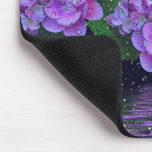 Lila Hydrangea und Regentropfen Mousepad (Ecke)