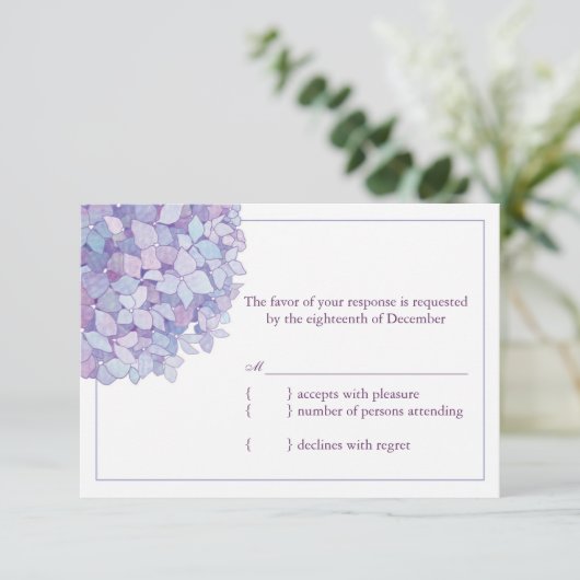 Lila Hydrangeas Floral Wedding RSVP (Stehend Vorderseite)